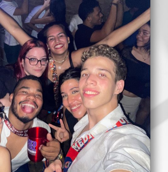 Myllena com colegas na primeira festa da faculdade
