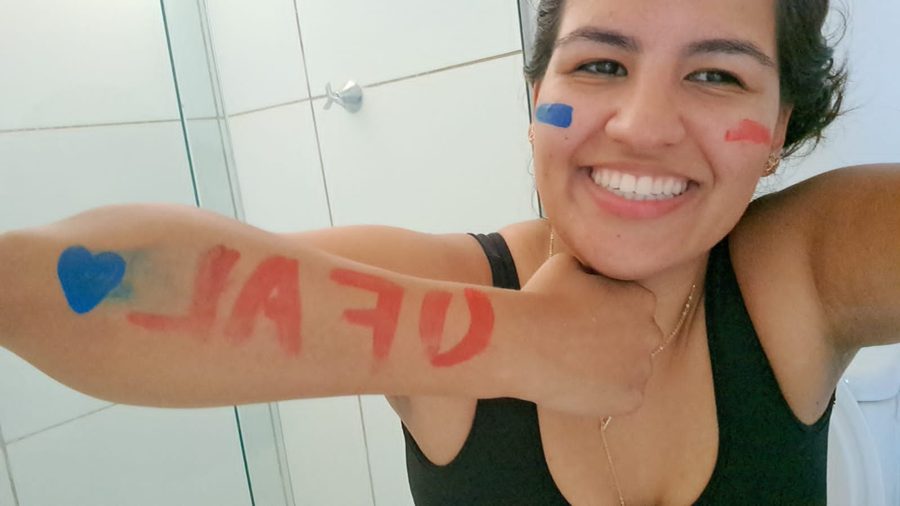 Myllena comemorando a aprovação na UFAL